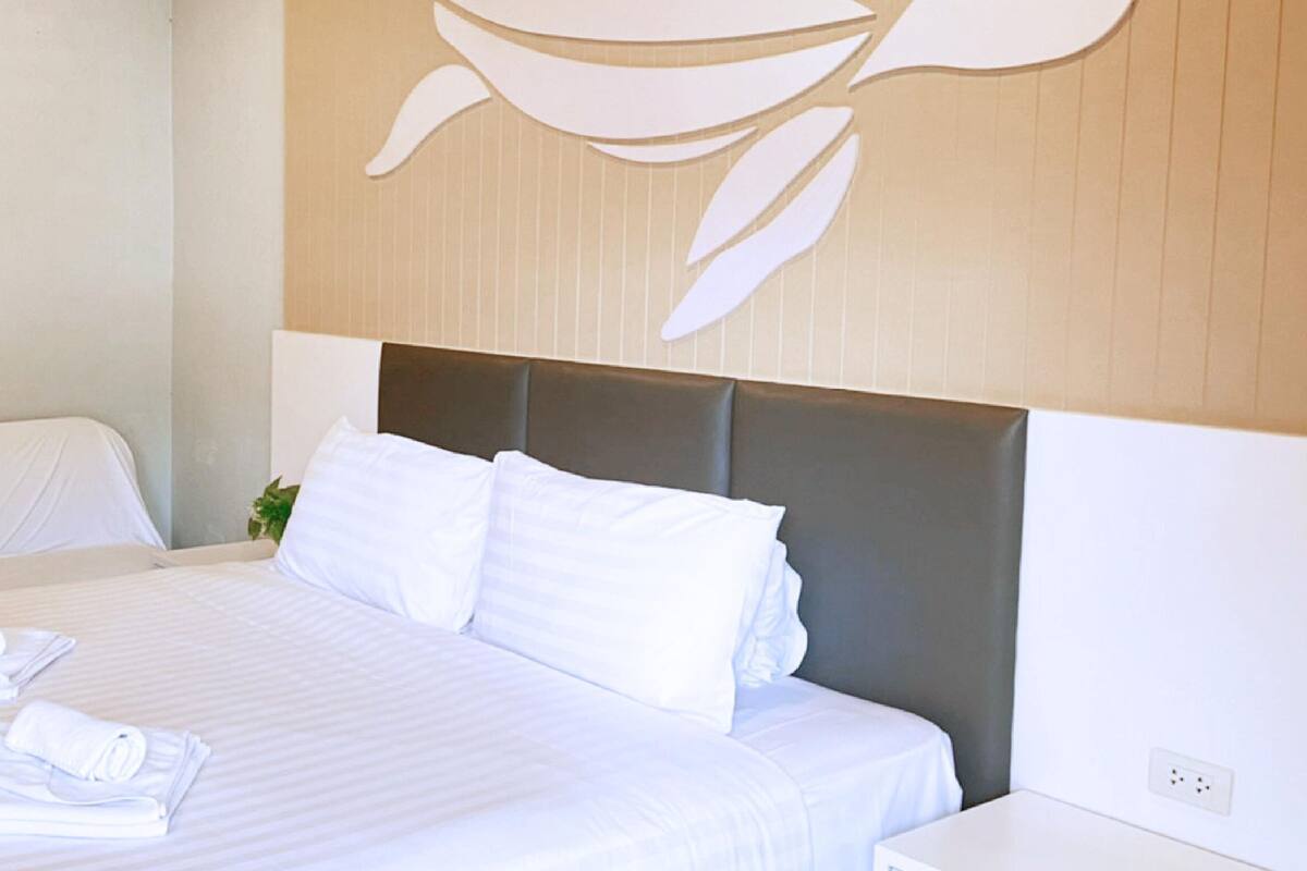 Superior King Room | Premium bedding, in-room safe, desk, laptop workspace