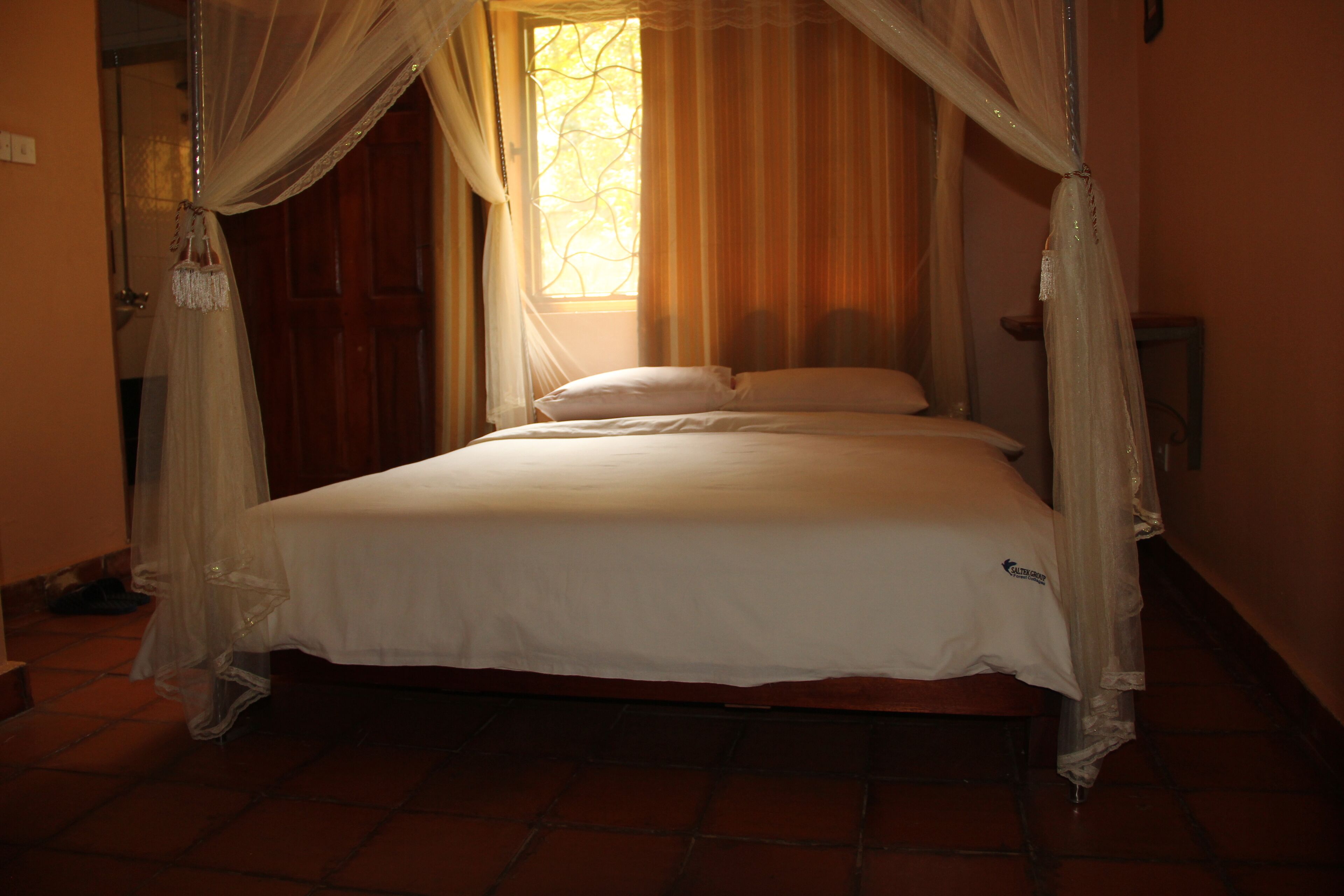 1 habitación, decoración personalizada, muebles diferentes y escritorio 