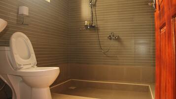 平房 | 浴室 | 淋浴設備、拖鞋、坐浴桶、毛巾