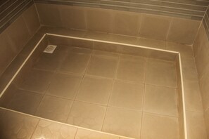 Casa de campo | Baño | Regadera, pantuflas, bidet, toallas 