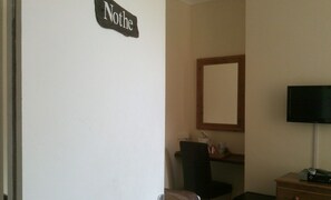 Basic Twin Room, 1 Twin Bed, Non Smoking | Desk, iron/ironing board, bed sheets - wilton rooms (Weymouth)