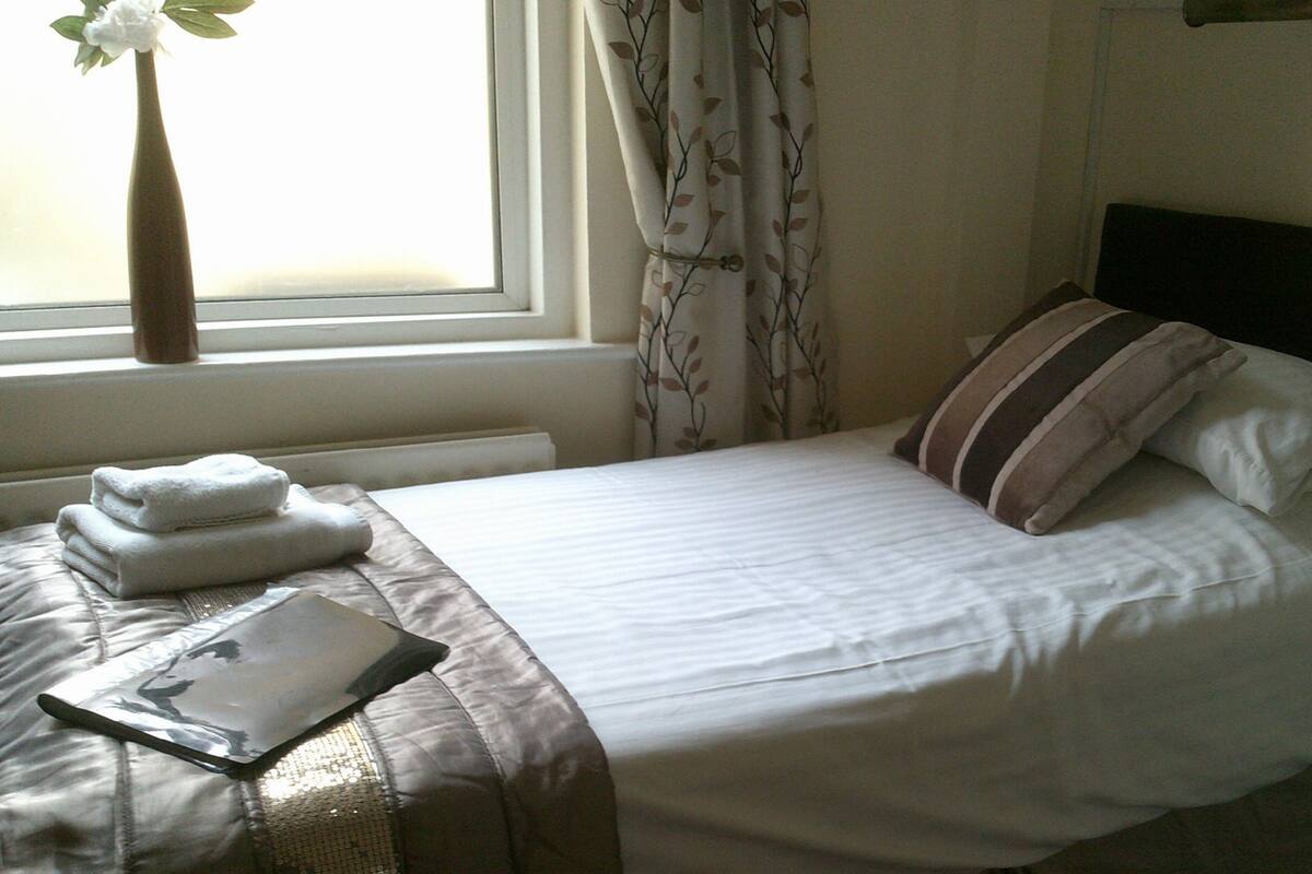 Basic Twin Room, 1 Twin Bed, Non Smoking | Desk, iron/ironing board, bed sheets