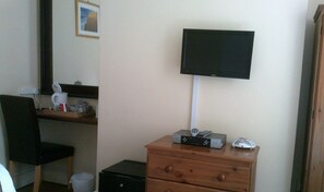 مكتب ومكواة/لوح كي وملاءات أسرّة