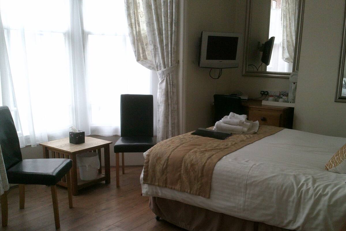 Basic Room, Multiple Beds, Non Smoking | Desk, iron/ironing board, bed sheets