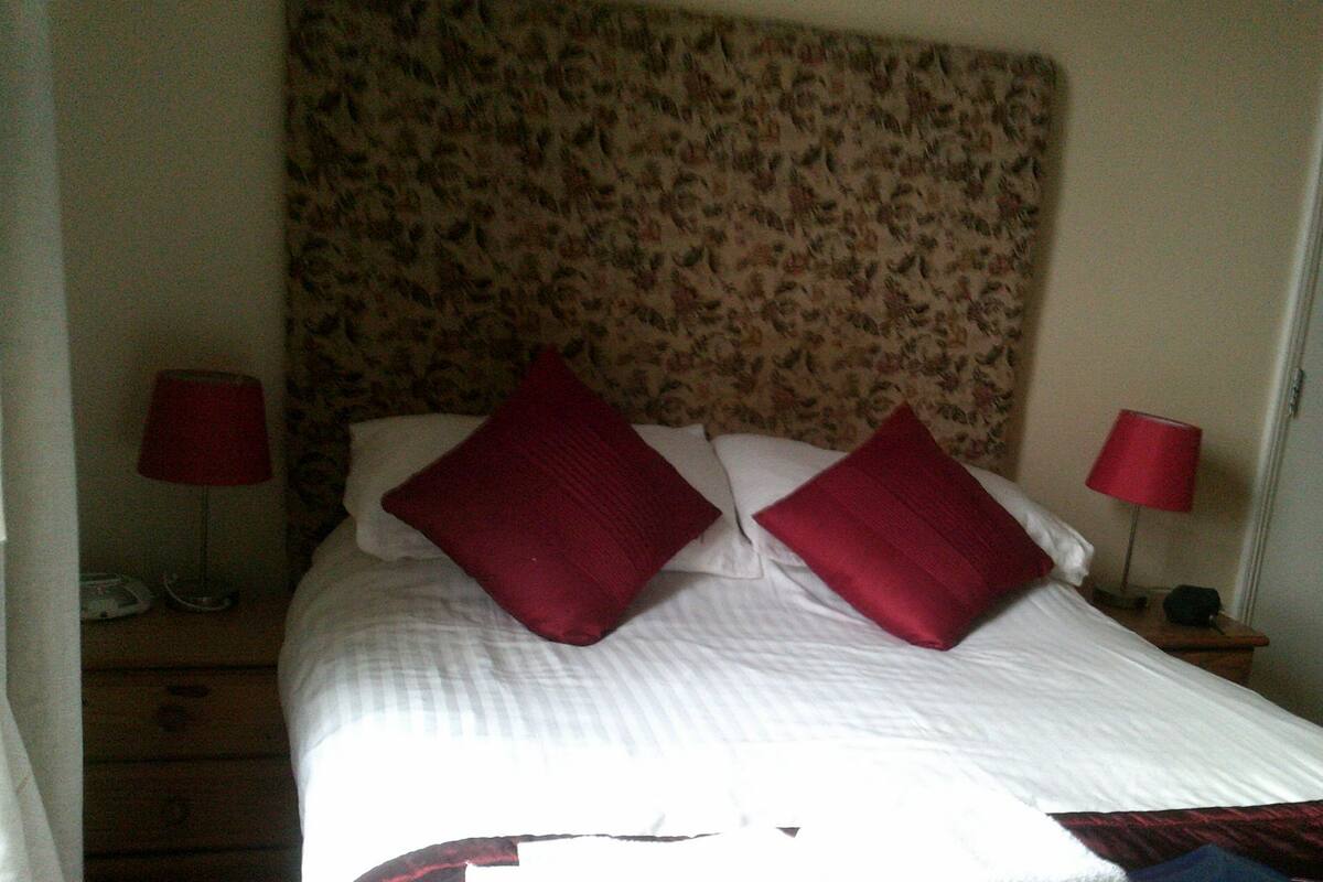 Basic Double Room, 1 Double Bed, Non Smoking | Desk, iron/ironing board, bed sheets