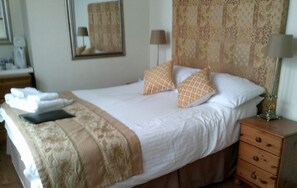 مكتب ومكواة/لوح كي وملاءات أسرّة