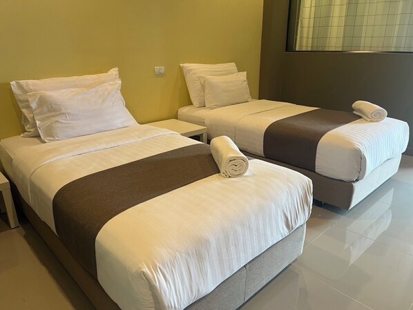 Quarto duplo superior, 2 camas de solteiro | Frigobar, escrivaninha, cortinas blackout, quartos à prova de som