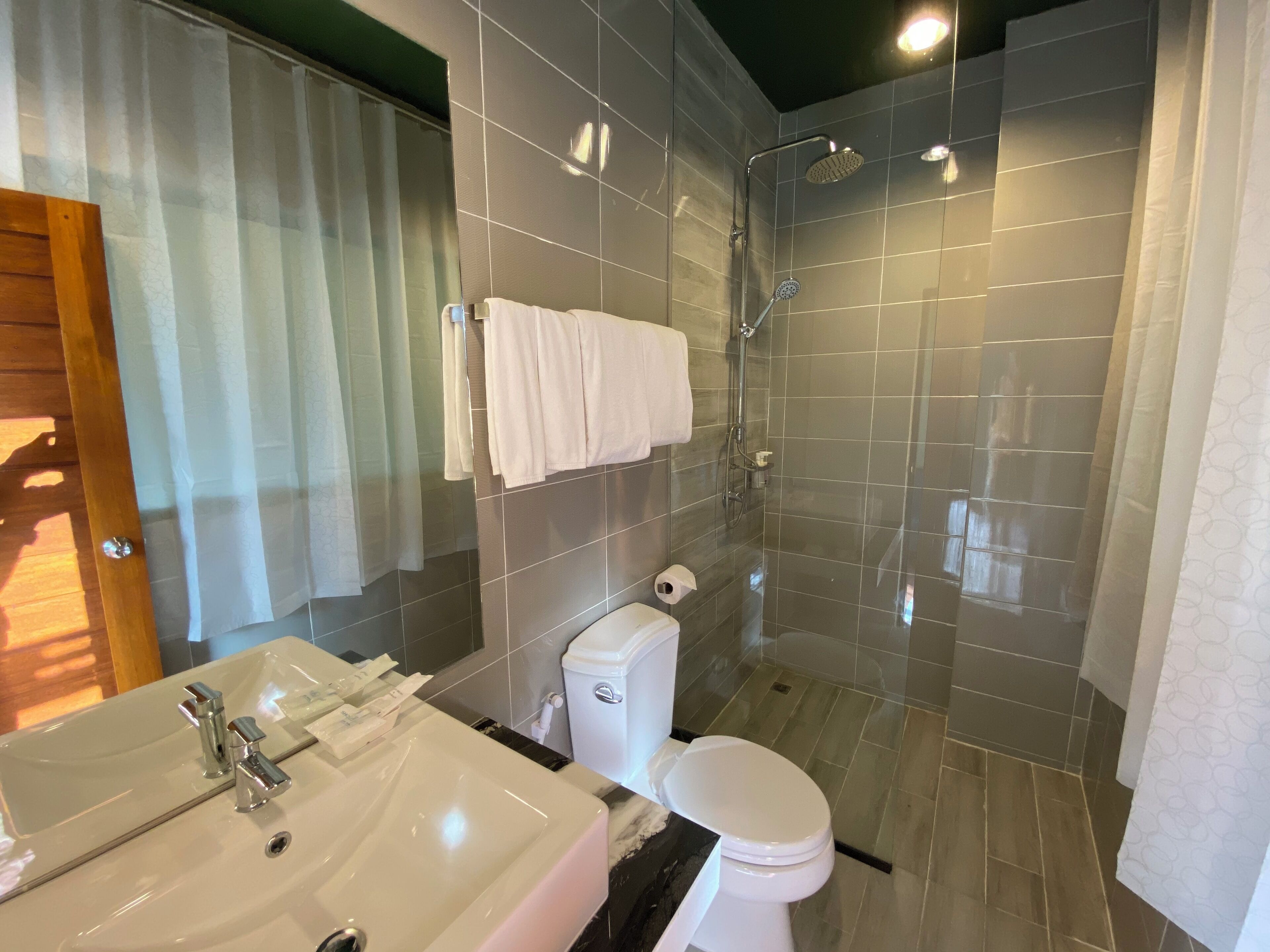 Superior Triple Room | Bathroom | Shower, rainfall showerhead, free toiletries, hair dryer