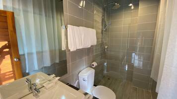 Superior Triple Room | Bathroom | Shower, rainfall showerhead, free toiletries, hair dryer