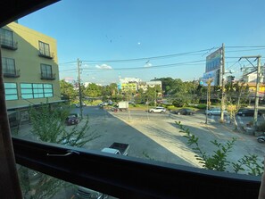 Frigobar, escrivaninha, cortinas blackout, quartos à prova de som