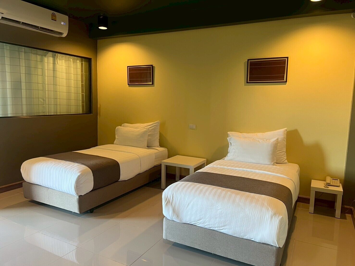 Habitación superior con 2 camas individuales, 2 camas individuales | Minibar, escritorio, cortinas opacas y sistema de insonorización