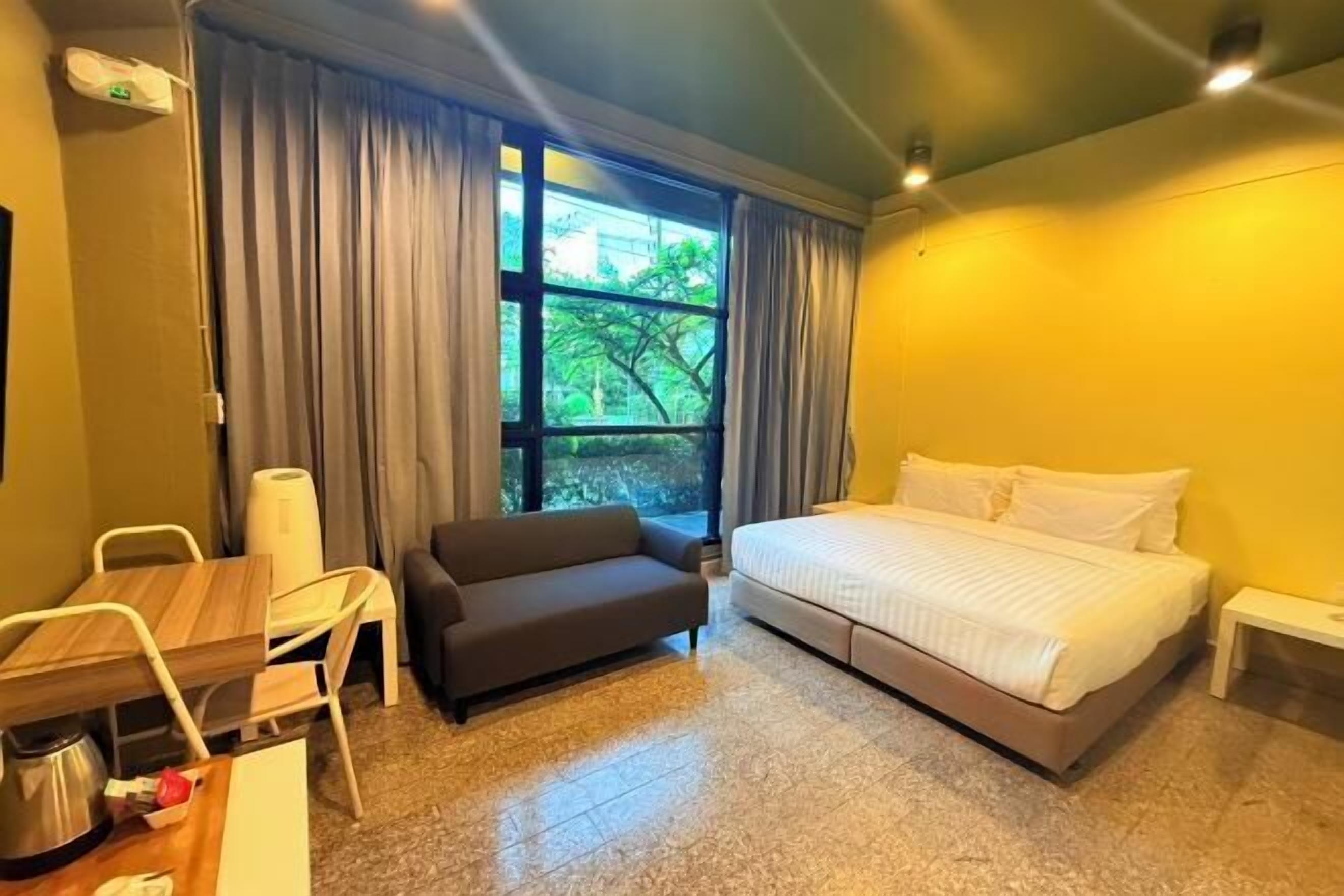 Minibar, escritorio, cortinas opacas y sistema de insonorización