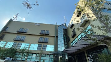 32-inch flat-screen TV with cable channels, TV