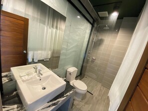 Shower, rainfall showerhead, free toiletries, hair dryer