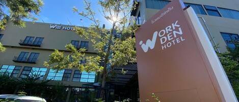 Télévision à écran plat de 32 pouces avec chaînes par câble, télévision