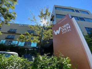 32-inch flat-screen TV with cable channels, TV