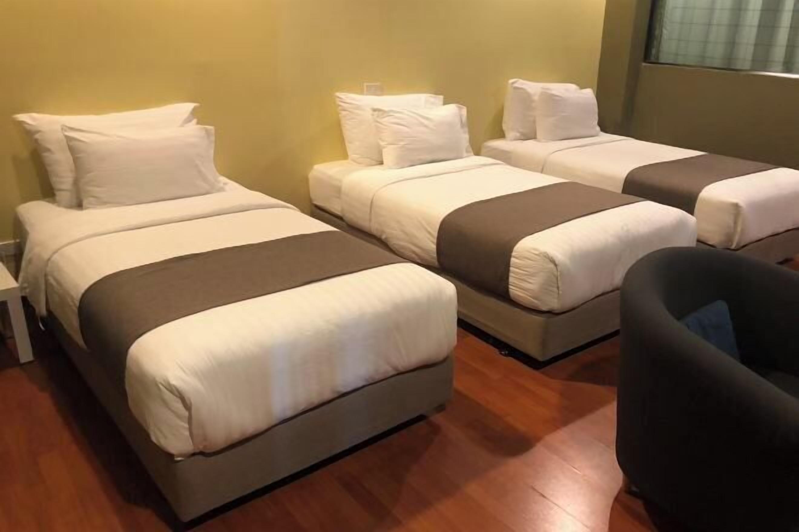 Minibar, escritorio, cortinas opacas y sistema de insonorización