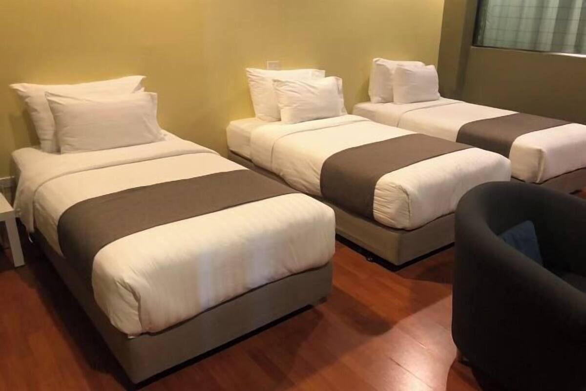 Frigobar, escrivaninha, cortinas blackout, quartos à prova de som