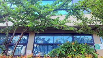 32-inch flat-screen TV with cable channels, TV