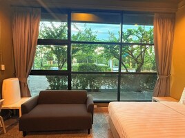 Quarto casal luxo | Frigobar, escrivaninha, cortinas blackout, quartos à prova de som