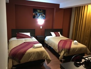 Escritorio, tabla de planchar con plancha, wifi gratis y ropa de cama