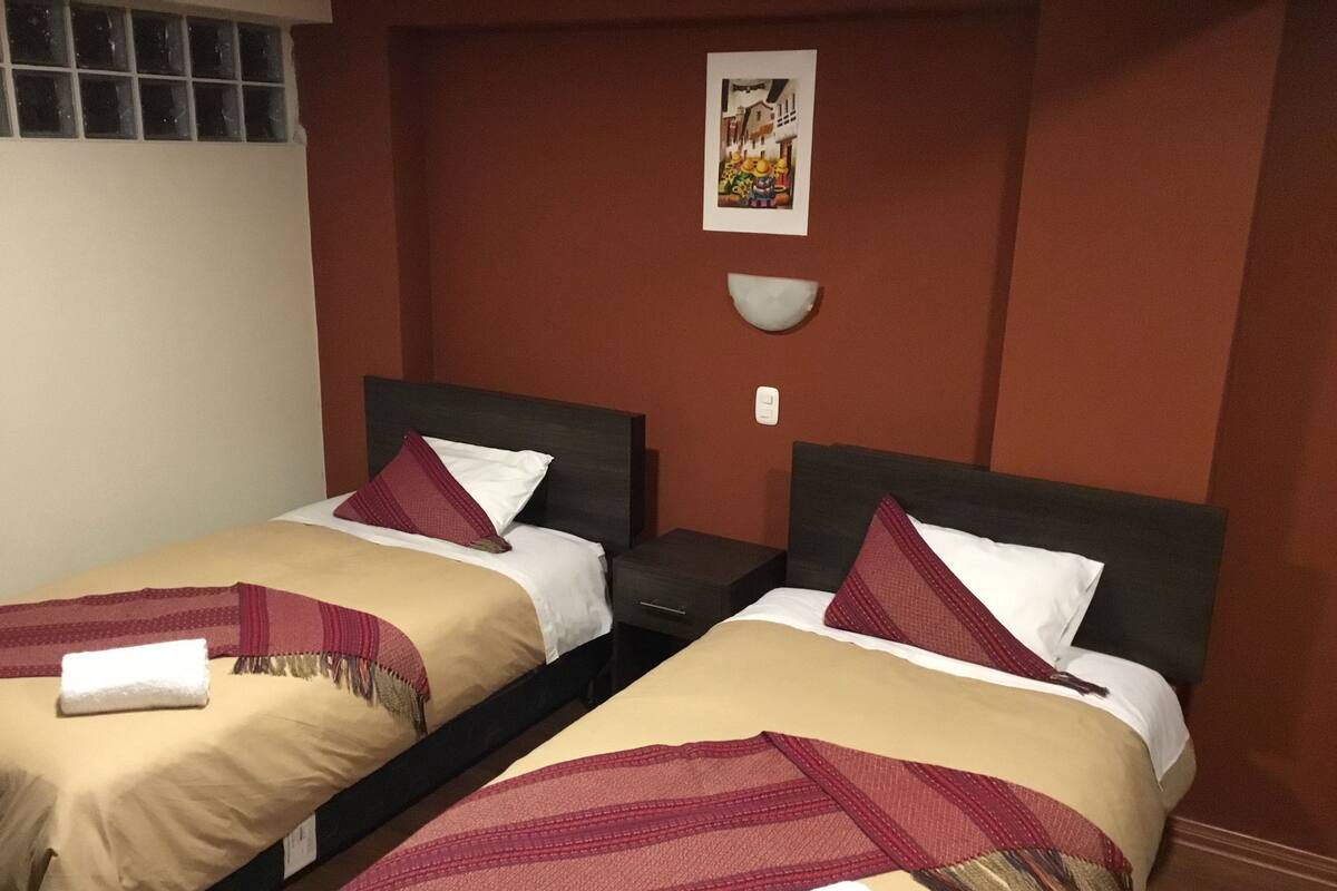 Habitación económica con 2 camas individuales, 2 camas individuales | Escritorio, tabla de planchar con plancha, wifi gratis y ropa de cama