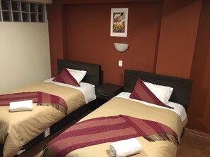 غرفة اقتصادية بسريرين فرديين - سريران فرديان منفصلان | مكتب ومكواة/لوح كي وواي فاي مجانًا وملاءات أسرّة