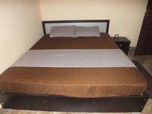 Apartamento básico, varias camas, no fumadores, vistas a la colina | Tabla de planchar con plancha, wifi gratis, ropa de cama