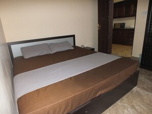 Tabla de planchar con plancha, wifi gratis y ropa de cama