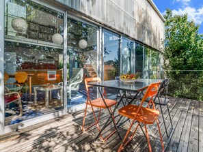 Outdoor dining - Treehouse in Galicia near Silgar Beach (Sansenxo)