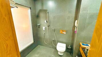 Superior-Zimmer | Badezimmer | Dusche, kostenlose Toilettenartikel, Handtücher