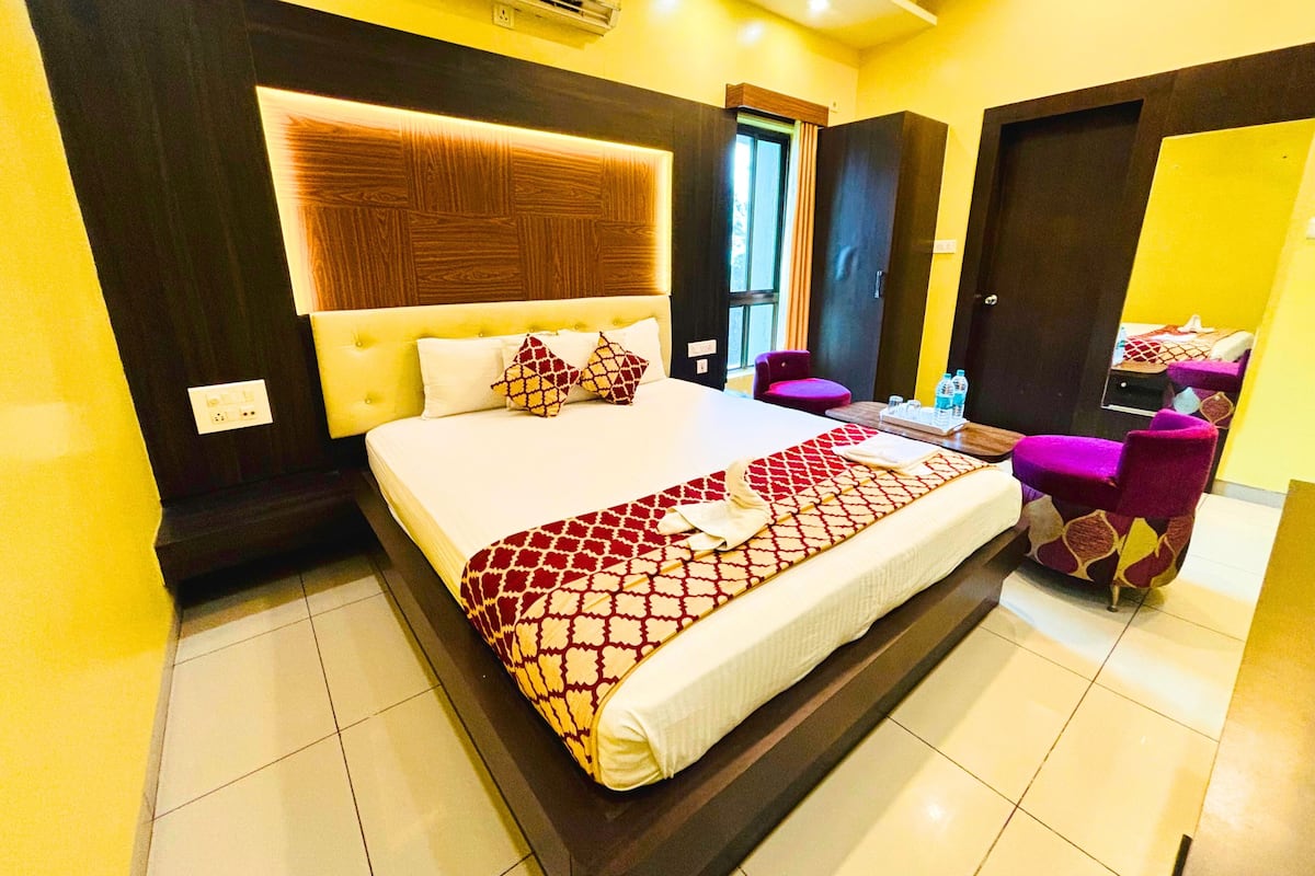 Deluxe Room | 1 bedroom, blackout drapes, iron/ironing board, free WiFi