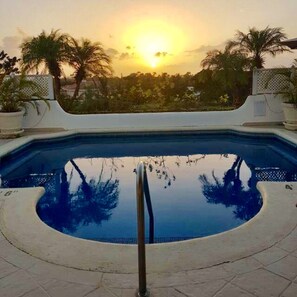 Outdoor pool, pool umbrellas, sun loungers - Villa Horizon (Holetown)