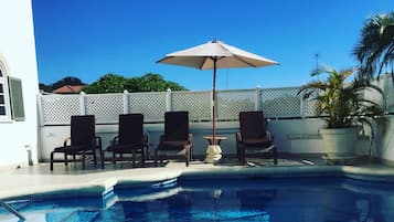 Kolam renang outdoor, dengan payung kolam renang dan kursi berjemur