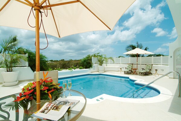 Outdoor pool, pool umbrellas, sun loungers - Villa Horizon (Holetown)