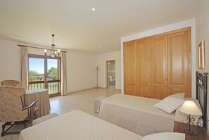 5 bedrooms, iron/ironing board, free WiFi, bed sheets - Blanquerna - Country house with pool and ping pong in Moscari (Moscari)