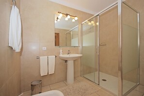 Bathtub, hair dryer, towels - Blanquerna - Country house with pool and ping pong in Moscari (Moscari)
