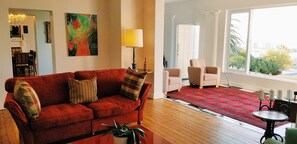 ลักซ์ชัวรี่วิลล่า, 6 ห้องนอน | บริเวณนั่งเล่น | ทีวีจอแบน