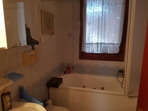 Combined shower/bathtub, towels - Portion of a villa near the sea (La Maddalena)
