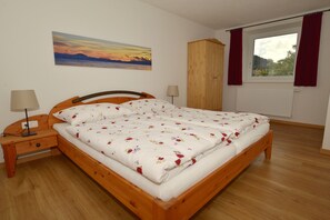 2 bedrooms, desk, free WiFi, bed sheets - Cozy cottage with large garden, balcony, veranda  (Reutte)