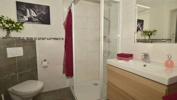 Douche, sĂšche-cheveux, chaussons, serviettes fournies