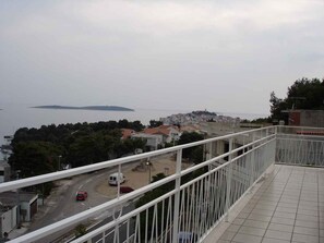 Property grounds - Holiday apartment with sea view (Primošten)