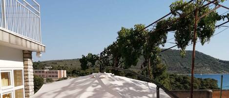 屋外ダイニングエリア