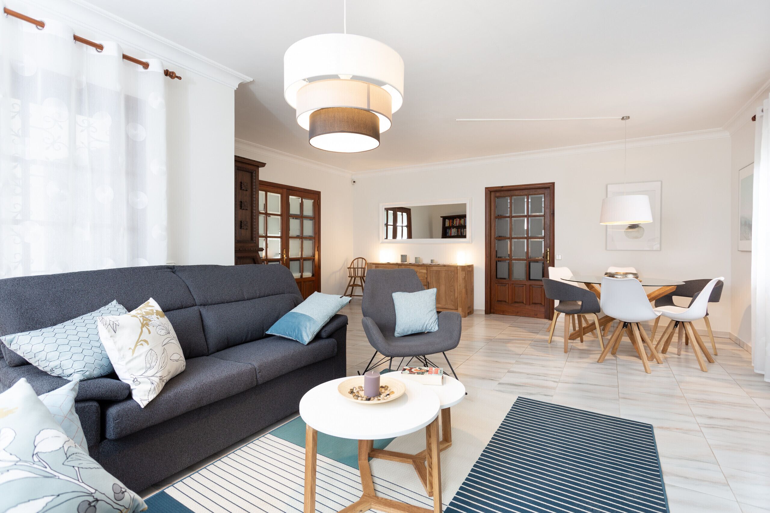 Una televisión, una chimenea