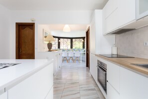 冰箱、微波炉、烤箱、炉灶