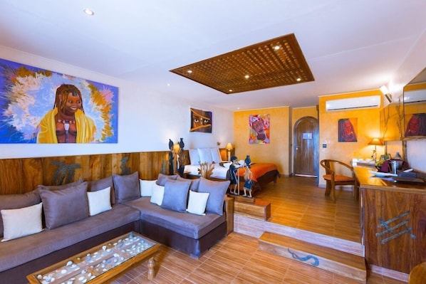 Uma sala de estar moderna com sofá, mesa de centro e obras de arte nas paredes.