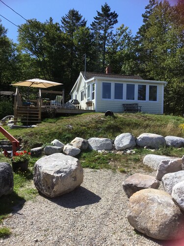 Ocean front cottage in the heart of Hubbards.