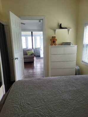 1 habitación, tabla de planchar con plancha, wifi gratis y ropa de cama