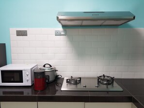 Réfrigérateur, micro-ondes, bouilloire électrique, tables à manger