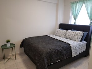 3 dormitorios y tabla de planchar con plancha